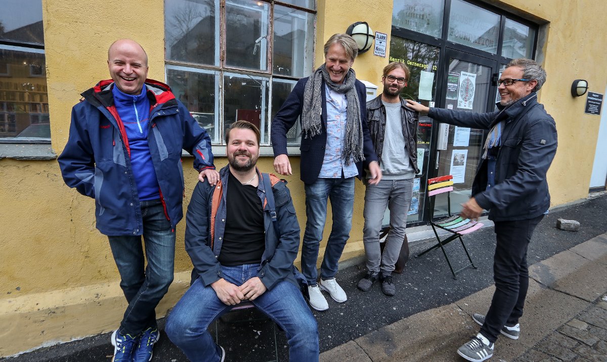 SAMARBEID: Etter konsertene fredag og lørdag blir det mingling og DJ på House of Foundation. Fra venstre: Tor Sørby (Arena), Petter Fosse (initiativtaker og produsent), Terje Kinn (Moss kulturhus), Martin Sørhaug (House of Foundation) og Håkon Sæther (Verket Scene). Foto: Geir Hansen