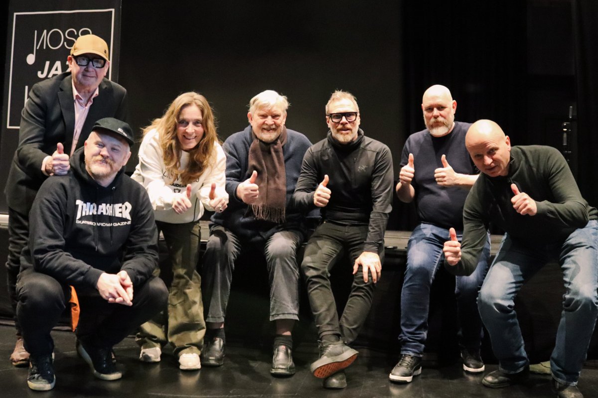 Fra venstre: Bjørn Gundersen styremedlem i Moss Jazzklubb, Martin Horntveth i Jaga Jazzist, Solveig Borgen nestleder i jazzklubben, Lars Jegleim styreleder Moss Jazzklubb, kulturhusleder Gard E. Mortensen, Rolf-Even Evensen produsent Moss kulturhus og Tor Sørby daglig leder Arena Moss kirke- og kultursenter. Foto: Marianne Årsnes Lunheim